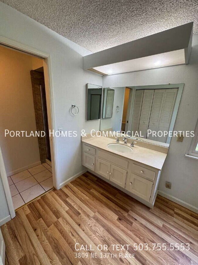 Building Photo - 3809 NE 137th Pl
