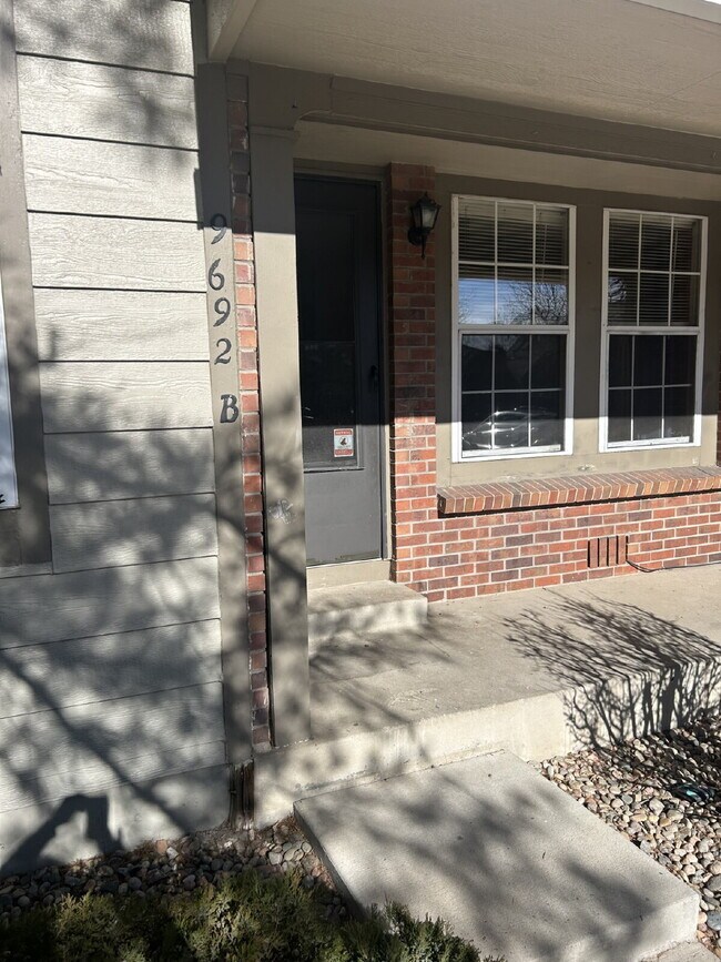 Building Photo - "Charming 2-Bed Condo Retreat with 2.5 Baths in Littleton - 1000 Sq Ft of Comfort!"