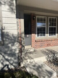 Building Photo - "Charming 2-Bed Condo Retreat with 2.5 Baths in Littleton - 1000 Sq Ft of Comfort!"