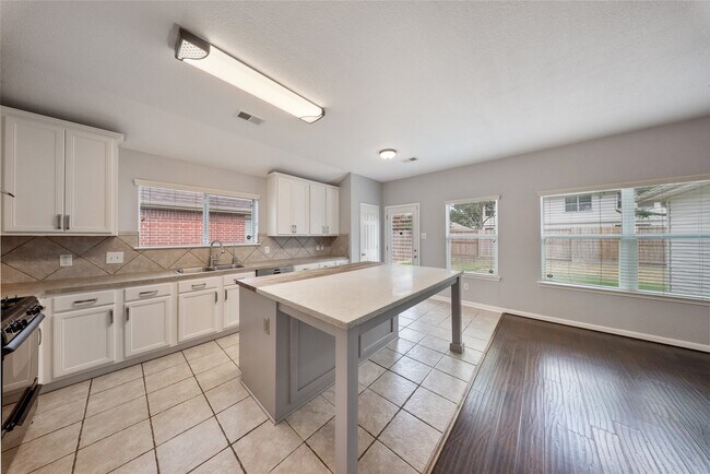 Building Photo - 2219 Rocky Hollow Ln