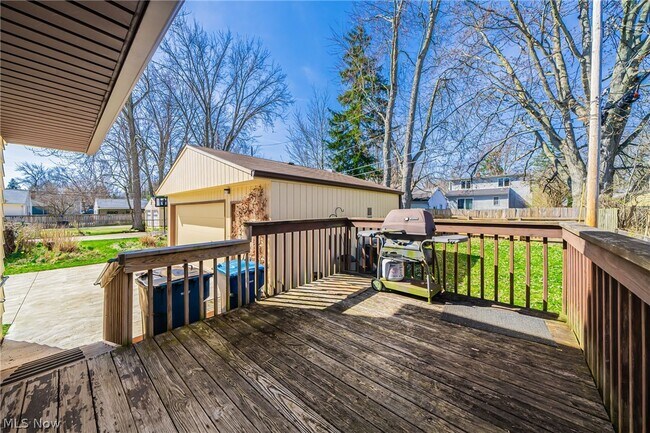 Building Photo - 8122 Brookside Dr
