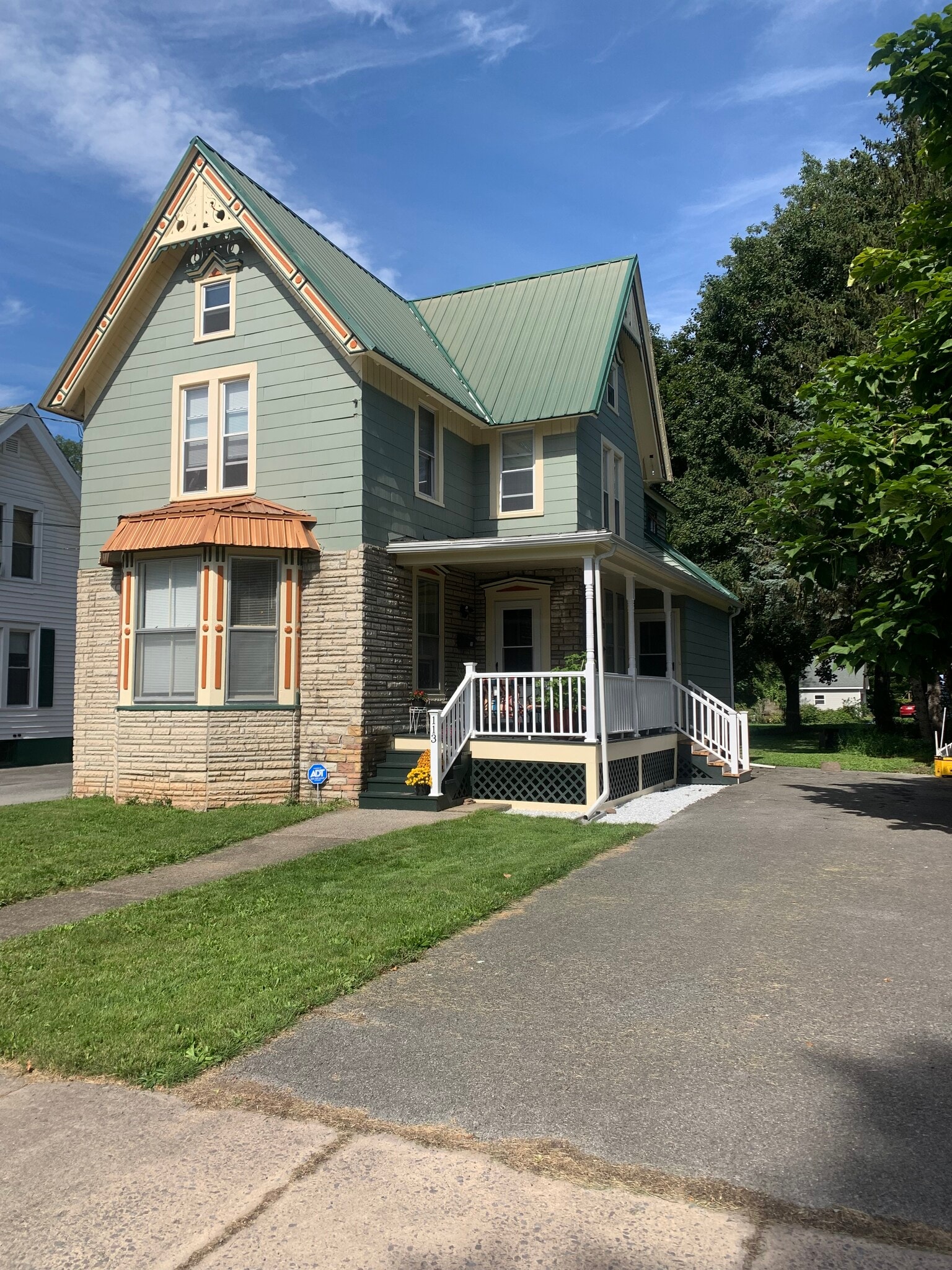 Building Photo - 113 E Sands St