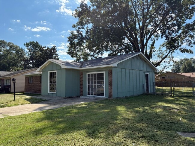 Building Photo - Awesome home with lots of space and storage!