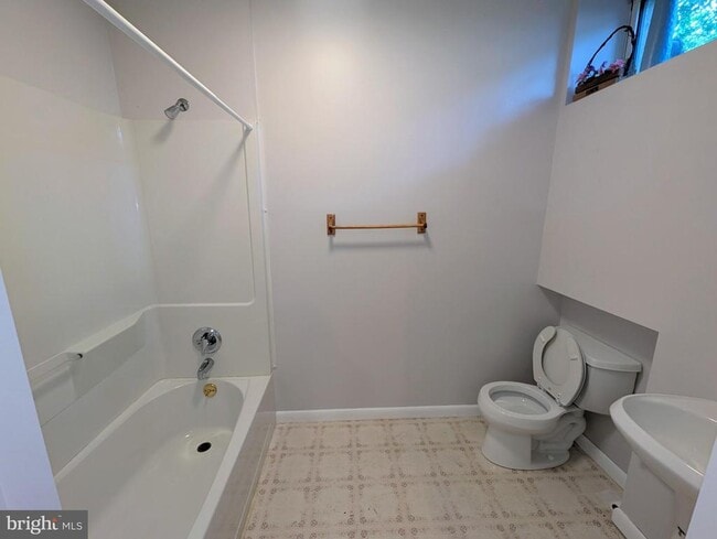 Building Photo - 114 Lenape Dr