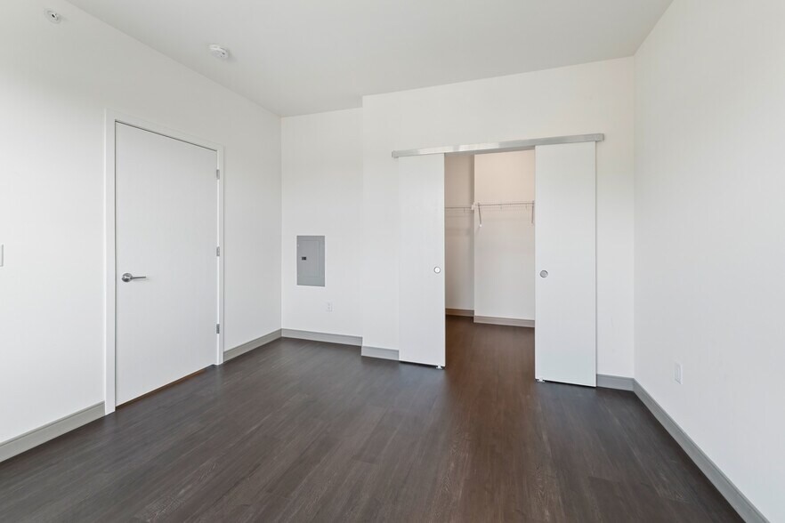 Building Photo - 2420 E Capitol Dr