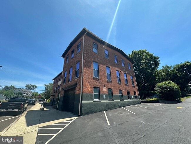 Building Photo - 820 W Market St