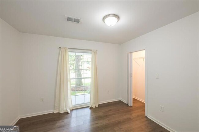 Building Photo - 83 Lucia Dr SE