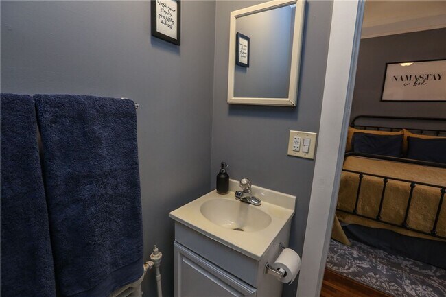 Building Photo - 872 University Ave