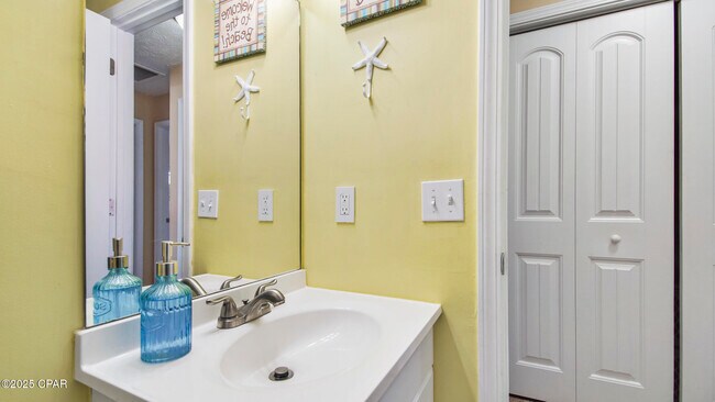 Building Photo - 6910 Beach Dr