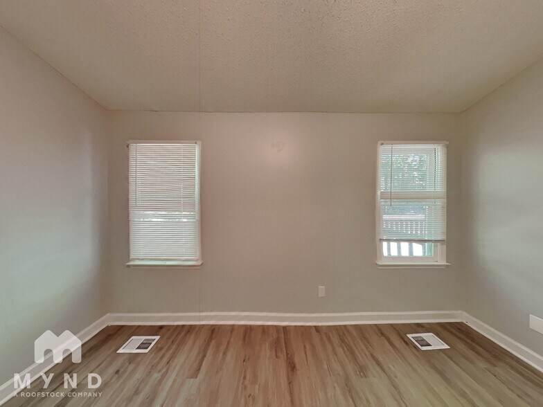 Building Photo - 904 Clifford Dr