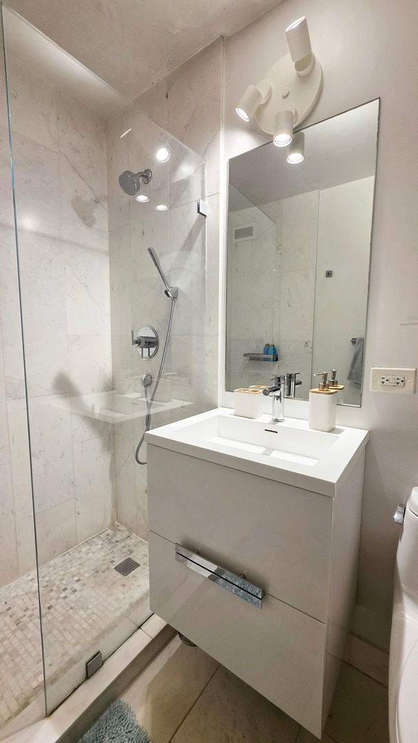 Building Photo - 360 W Wellington Ave