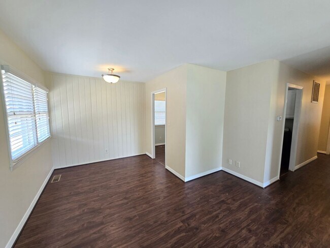 Building Photo - Newly remodeled 3 bed/1 bath home with a 1...