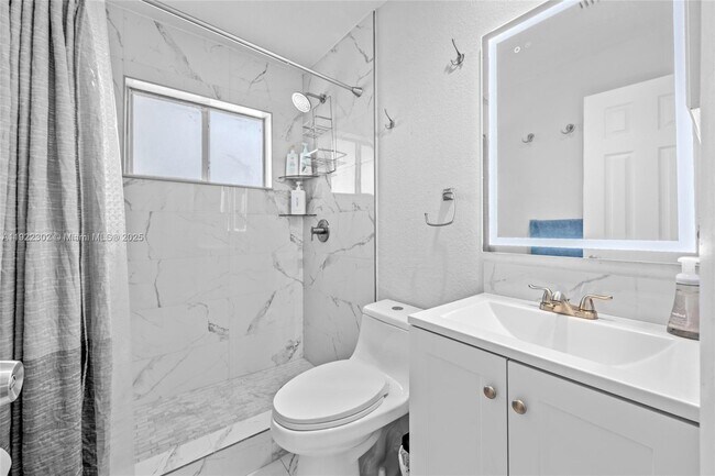 Building Photo - 1208 NE 5th Ave