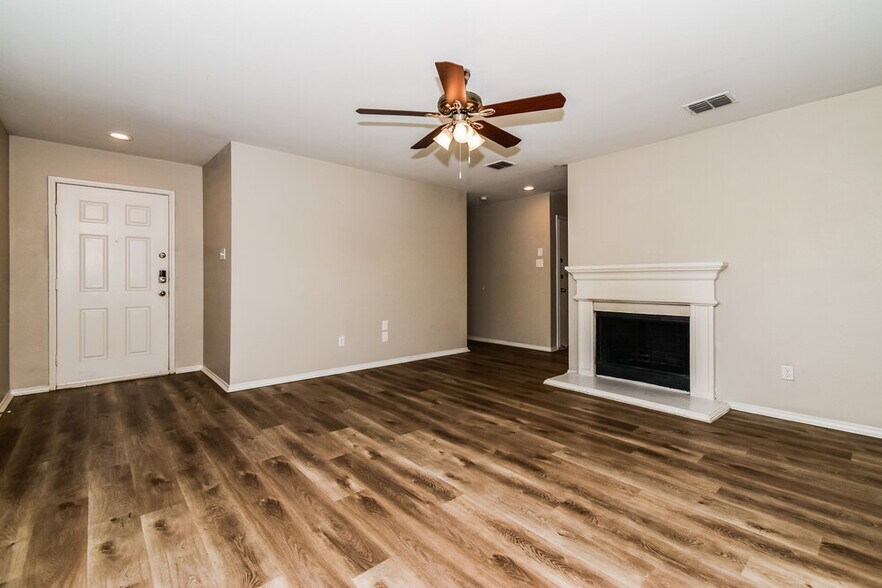 Building Photo - 1100 Caroline Dr