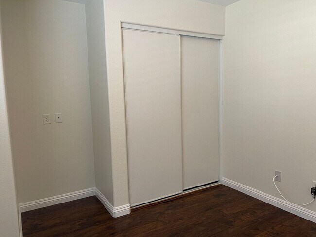 Building Photo - Cozy Town Home For Rent