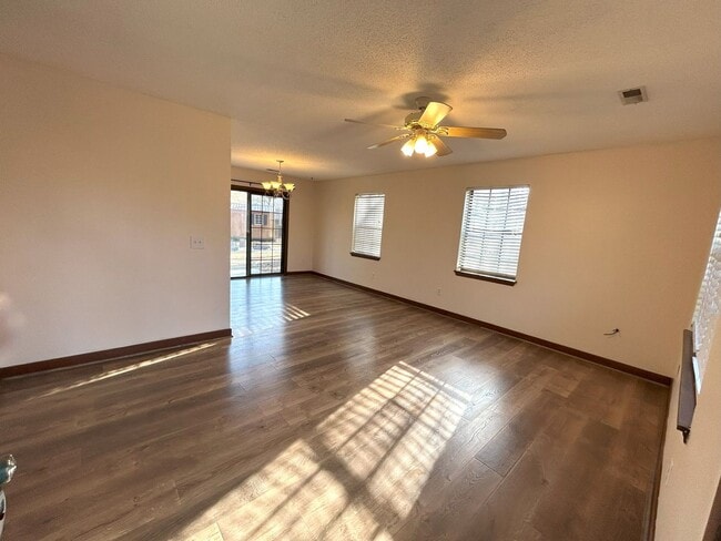 Building Photo - Charming 3 bedroom, 2 bathroom one level home in Murrayville!