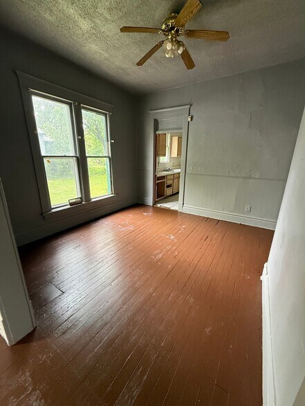Building Photo - 415 E Division St