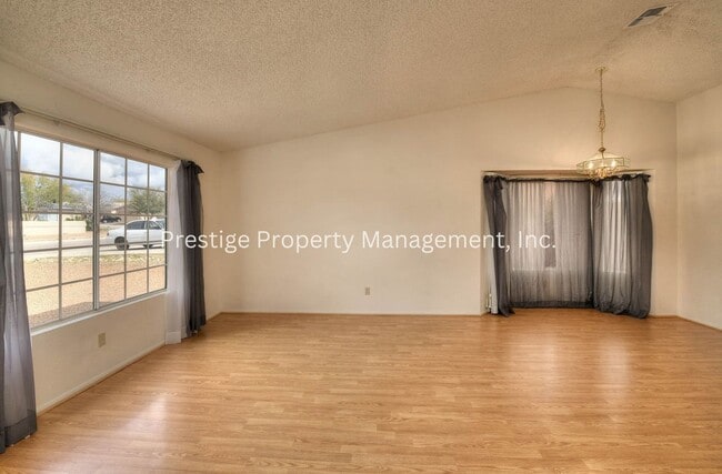 Building Photo - 3/2 Beautiful Rita Ranch Home With Open Design!!!