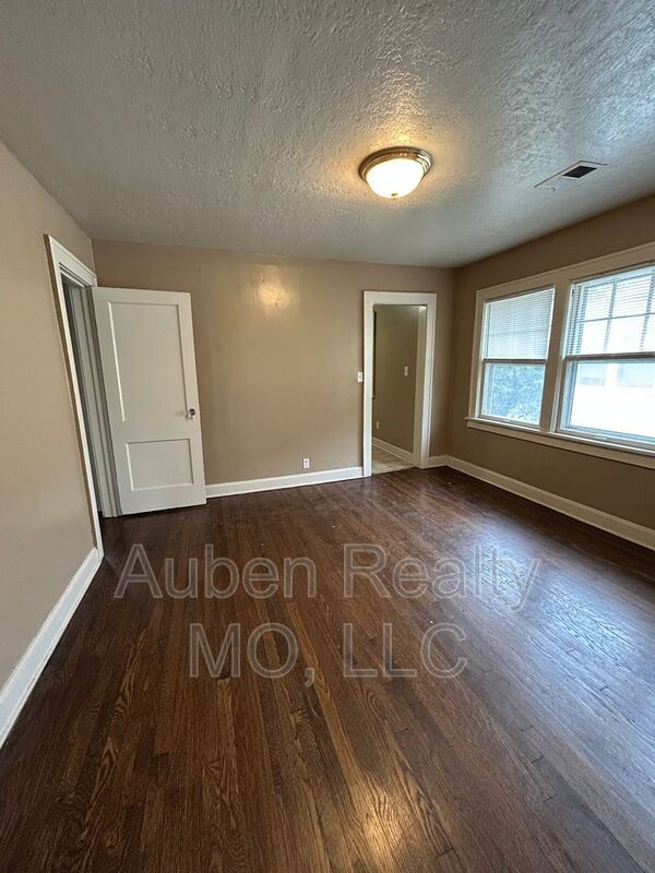 Building Photo - 5405 Harrison St