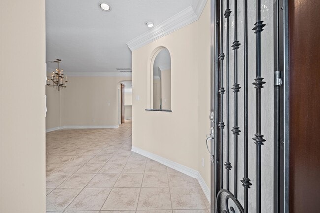 Building Photo - 2047 Palm Forest Ln