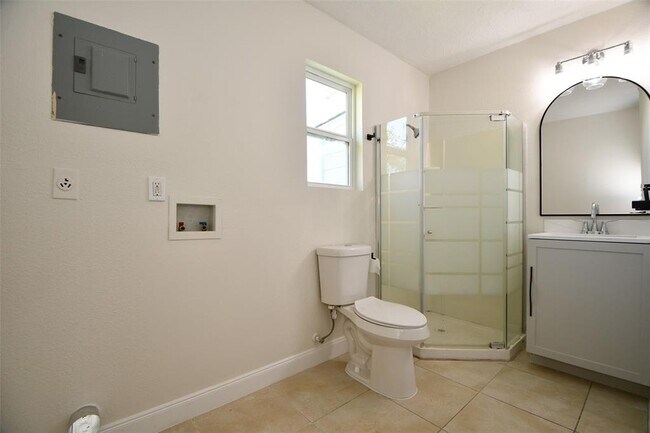 Building Photo - 10946 Fullerton Dr