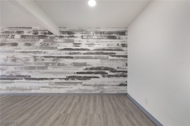 Building Photo - 625 S Royal Crest Cir