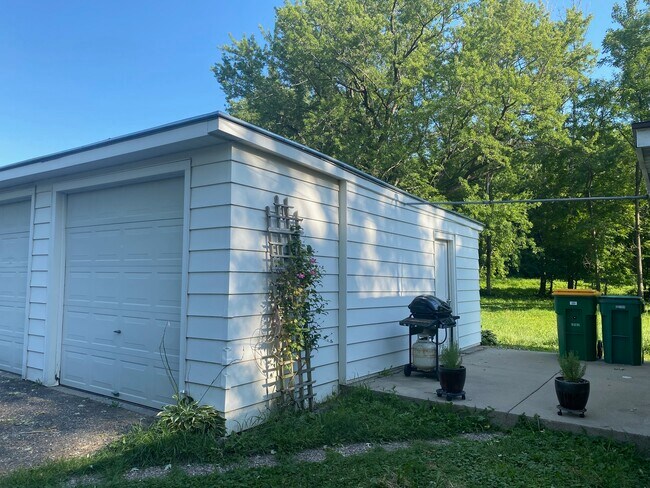 Building Photo - 210 S Bird St