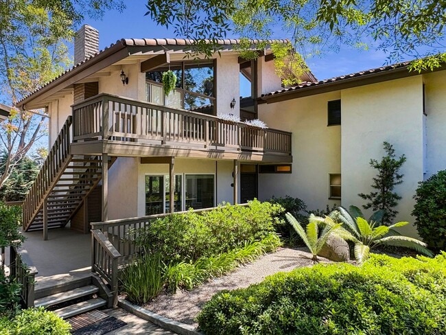 Primary Photo - Spacious 2B/2.5BA Townhome w/ Stunning Vie...