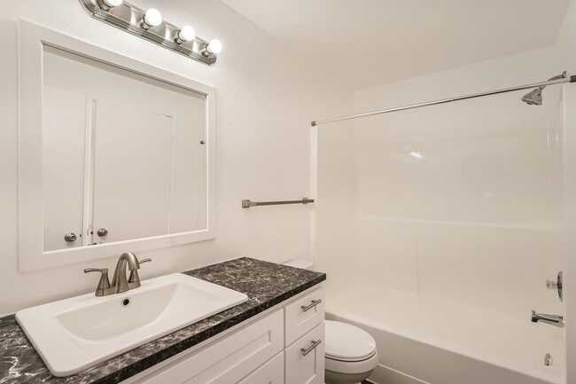 Building Photo - 2025 C St SE