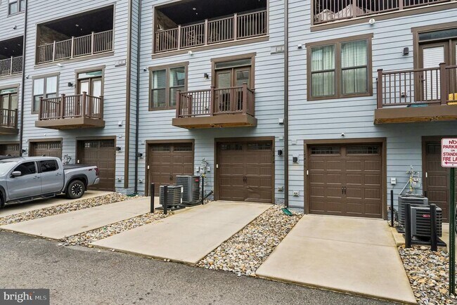 Building Photo - 17414 Southern Shrs Dr