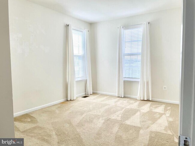 Building Photo - 43913 Centergate Dr