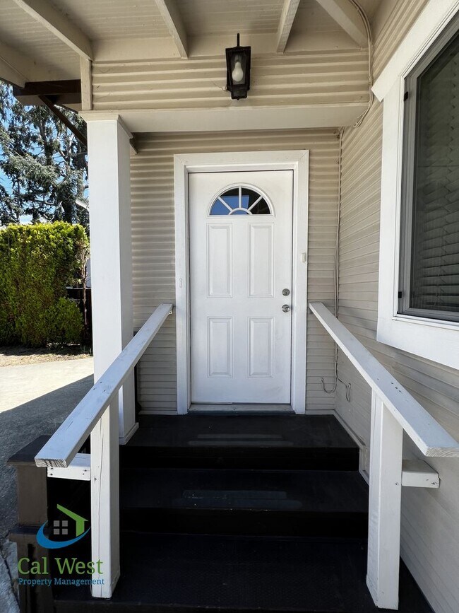 Building Photo - $4000 Beautiful Cottage Style 2 Bed 1 Bath...