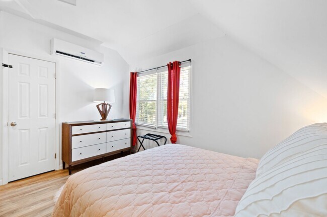 Building Photo - Tranquil loft retreat with open floorplan!...