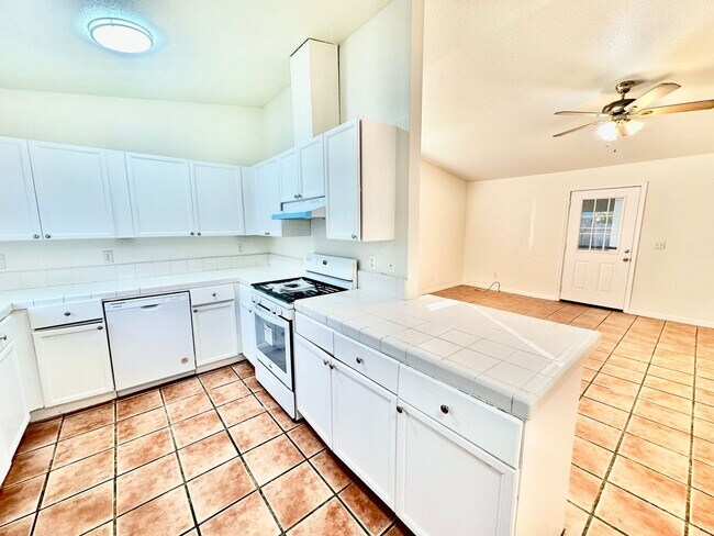 Building Photo - Spacious Selma 4/2 with Large Lot