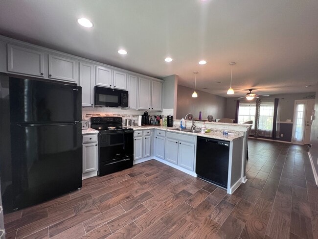 Building Photo - 2 bedroom 2.5 bath Townhome in Godley Park