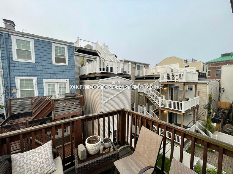 Building Photo - 266 Gold St