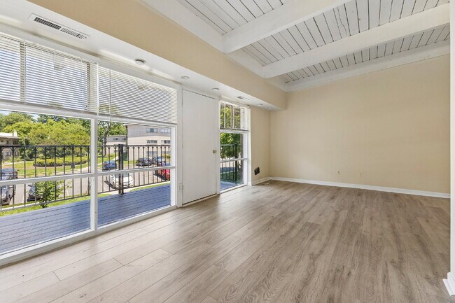 Building Photo - Location, Location, Location! Move-in ready, Offers 2 beds and 1 bed