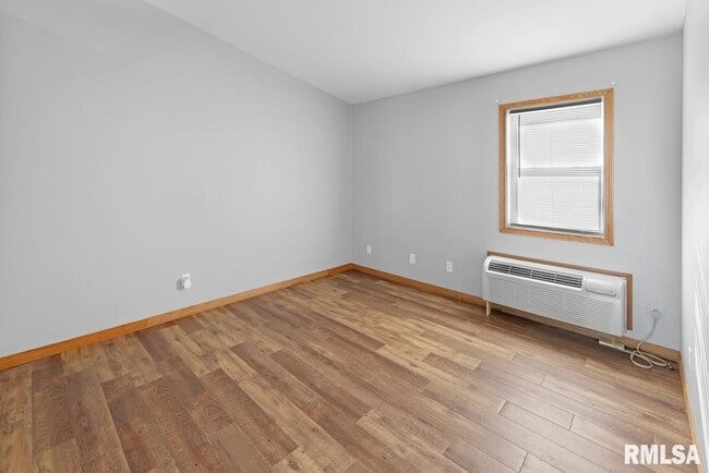 Building Photo - 103 E 2nd St