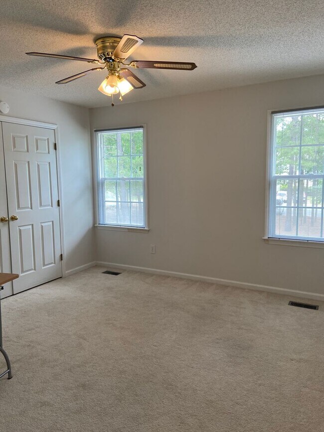 Building Photo - Renovated 3 bed, 2.5 bath townhome in Hope...