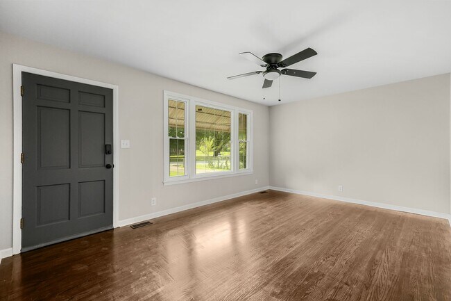 Building Photo - 3 Bedroom 2 Bath Home For Rent Near Downtown!