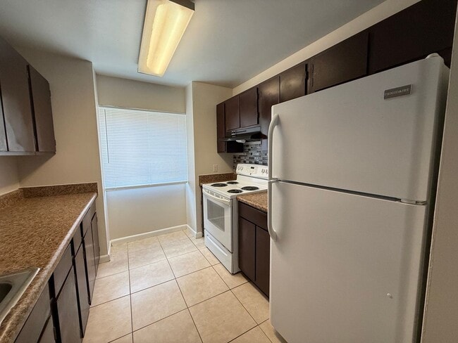 Building Photo - Spacious 2 bedroom/1 Bathroom End Unit Upstairs Condo.