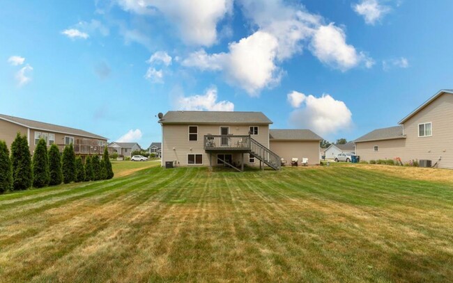 Building Photo - 5900 Clear Pointe Dr SE