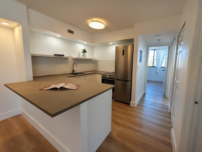 Building Photo - 2715 Tigertail Ave