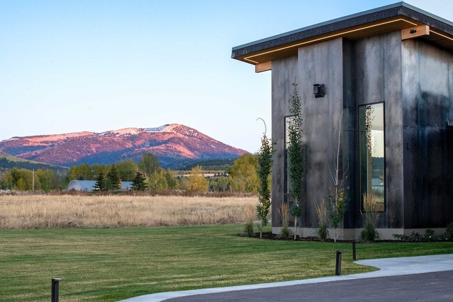 Building Photo - 779 Lucia Ln