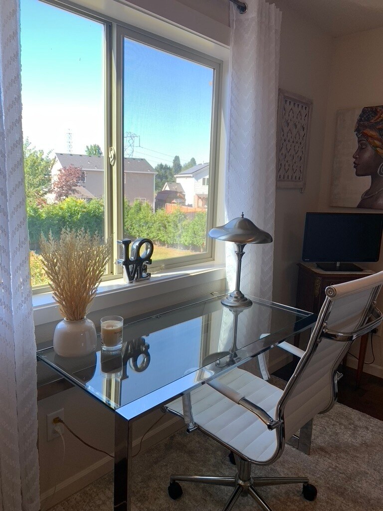 Bedroom 4 office/lounge - 5401 NE 66th Dr