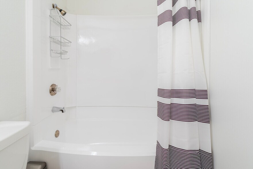 Building Photo - 1600 Villa St