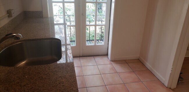 Building Photo - 846 Bush St