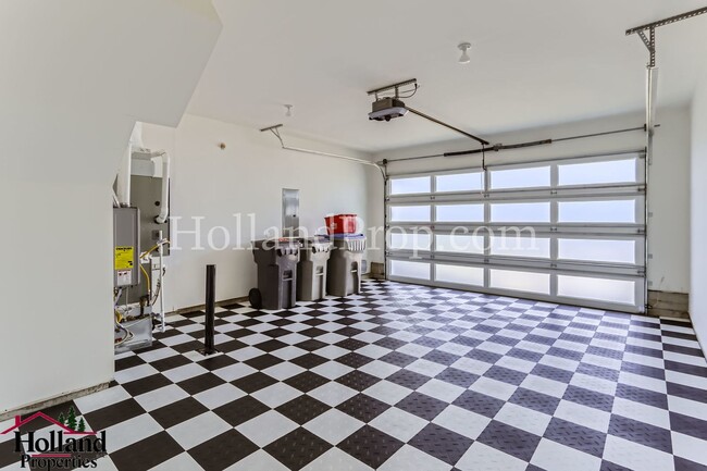 Building Photo - Modern Stylish 3-Bed Home in Prime Hillsbo...