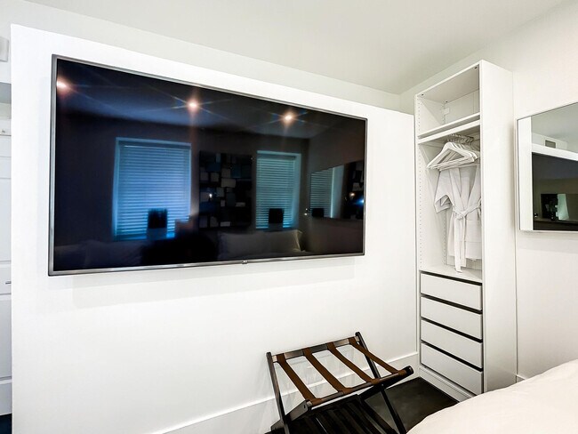 Building Photo - 825 Jimmy Buffett Mem Hwy