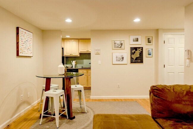 Building Photo - 390 Riverway